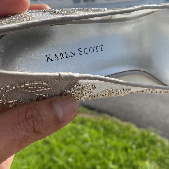 Karen Scott used formal shoes. 👠 - Picture 12 of 12